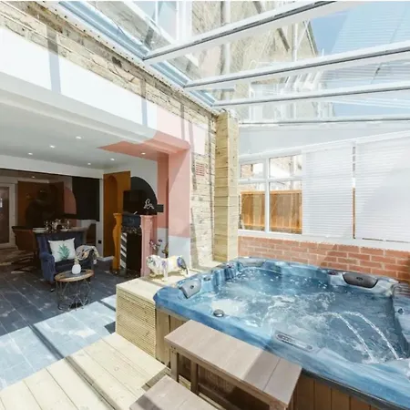 Jacuzzi-Cinema-Tower Bridge